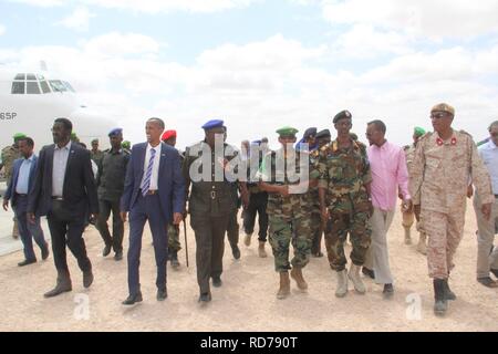 Die AMISOM Kommandeur, Generalleutnant Osman Noor Soubagleh (vierter von rechts), Somalischen Armee Stellvertretender Chef der Streitkräfte, Generalmajor, Ali Bashi, (dritter von rechts), Somali Bundespolizei (30179657482). Stockfoto