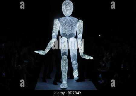 Berlin, Deutschland. 16 Jan, 2019. Berlin. Auf dem Laufsteg eine leuchtende Gestalt in der riani Fashion Show bei der Mercedes Benz Fashion Week im E-Werk in Berlin-Mitte am 16. Januar 2019. Quelle: Simone Kuhlmey/Pacific Press/Alamy leben Nachrichten Stockfoto