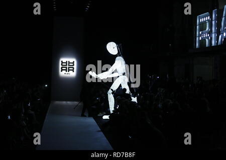 Berlin, Deutschland. 16 Jan, 2019. Berlin. Auf dem Laufsteg eine leuchtende Gestalt in der riani Fashion Show bei der Mercedes Benz Fashion Week im E-Werk in Berlin-Mitte am 16. Januar 2019. Quelle: Simone Kuhlmey/Pacific Press/Alamy leben Nachrichten Stockfoto