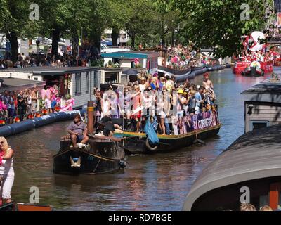 Amsterdam Gay Pride 2013 Boot Nr. 16 pic 1. Stockfoto