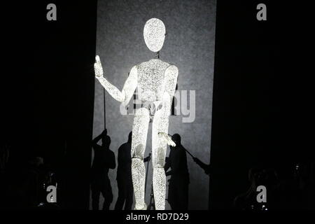 Berlin, Deutschland. 16 Jan, 2019. Berlin. Auf dem Laufsteg eine leuchtende Gestalt in der riani Fashion Show bei der Mercedes Benz Fashion Week im E-Werk in Berlin-Mitte am 16. Januar 2019. Quelle: Simone Kuhlmey/Pacific Press/Alamy leben Nachrichten Stockfoto