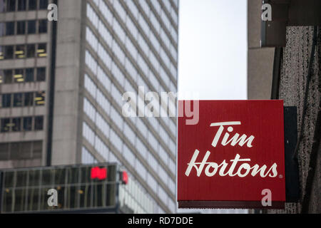 MONTREAL, KANADA - 6. NOVEMBER 2018: Tim Hortons Logo vor einem ihrer Restaurants in Montreal, Quebec. Tim Hortons ist ein Cafe und Fastfood kann Stockfoto