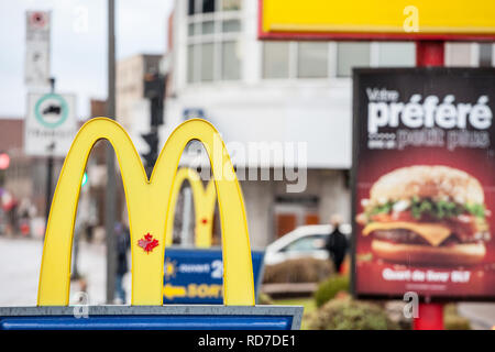 MONTREAL, KANADA - 6. NOVEMBER 2018: Mc Donald's Kanada logo mit seinem Wahrzeichen M vor einem lokalen Restaurant, mit der Ikonischen kanadische Maple Leaf in Stockfoto