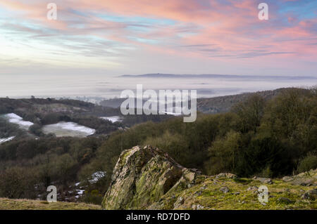 In der englischen Landschaft im Winter Sonnenaufgang, mit Nebel im Tal unten liegen. Von Raggedstone Hügel auf der Malvern Hills suchen ein Stockfoto