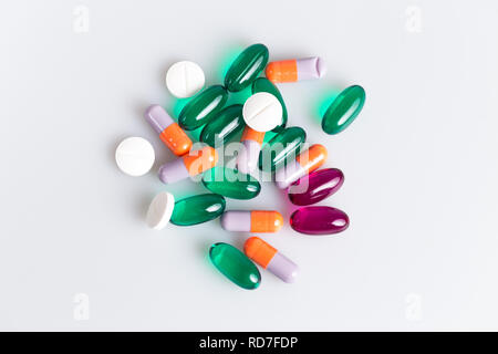 Kapseln, Pillen und Tabletten aus einem hohen Winkel Stockfoto