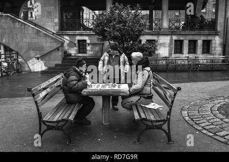 Chinatown/New York - 1/10/19 - Menschen spielen in einem Quadrat in der lebhaften Chinatown in New York Stockfoto