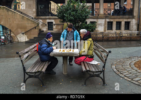 Chinatown/New York - 1/10/19 - Menschen spielen in einem Quadrat in der lebhaften Chinatown in New York Stockfoto