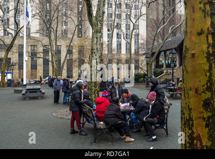 Chinatown/New York - 1/10/19 - Menschen spielen in einem Quadrat in der lebhaften Chinatown in New York Stockfoto