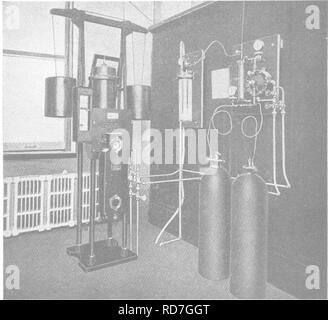 . Bakteriologie und Mykologie von Lebensmitteln. Essen. 332 WASSER HYGIENE X 5. Eine Beseitigung von Chlor Geschmack im behandelten Wasser, das so oft gefunden, wo Natriumhypochlorit verwendet wird. 6. Ein Rückgang bei den Kosten für die Chemische erforderlich. 7. Die Änderung der Höhe der Anwendung ist schnell und einfach durchgeführt. 8. Absorption des Gases wird schneller.. Abb. 61. - Automatische Steuerung Chlorinator. (Wallace-Tiernan Co.)" (1917) berichtet, dass mit Hypochlorit bei 7 Cent pro Pfund und flüssiges Chlor bei 20 Cent, es kosten würde $ 1,07 Millionen Gallonen Wasser mit Bleichmittel und 28 Cent zu behandeln Li verwenden Stockfoto