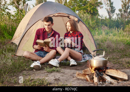 Junges Paar in der Natur ruht mit einem Zelt in der Nähe der Feuer. Stockfoto