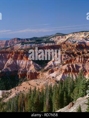 USA, Utah, Cedar Breaks National Monument, mehrfarbig, erodierten Felsformationen füllen natürlichen Amphitheater, nordwestlich von Punkt Supreme. Stockfoto