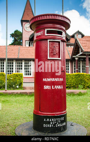 Nuwara Eliya, Sri Lanka: traditioneller englischer Briefkasten vor der Tudor Erweckungsbewegung stil Postgebäude. Stockfoto