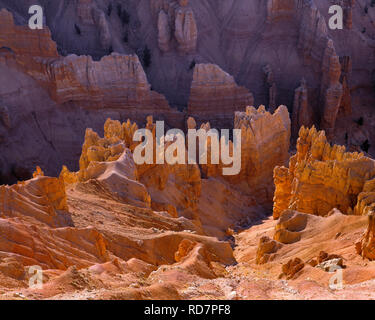 USA, Utah, Cedar Breaks National Monument, erodiert Sandstein Formationen unter Punkt Supreme bei Sonnenuntergang. Stockfoto