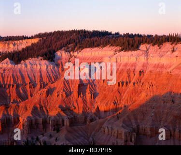 USA, Utah, Cedar Breaks National Monument, Sonnenuntergang wärmt erodierten Formationen, Blick nach Norden vom Obersten. Stockfoto