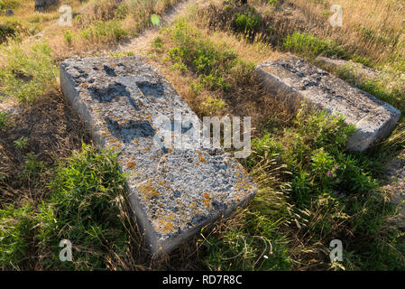 Der alte Grabstein liegt Stockfoto