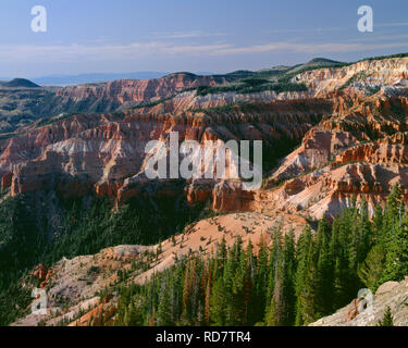 USA, Utah, Cedar Breaks National Monument, mehrfarbig, erodierten Felsformationen füllen natürlichen Amphitheater, nordwestlich von Punkt Supreme. Stockfoto