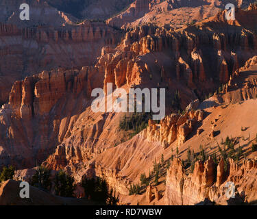 USA, Utah, Cedar Breaks National Monument, erodiert Sandstein Formationen unter Punkt Supreme bei Sonnenuntergang. Stockfoto