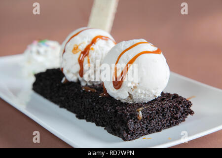 Chocolate Brownies mit Vanilleeis und Sirup Stockfoto
