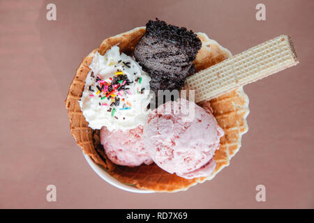 Eisbecher mit Brownie Waffel Waffel Keks Stockfoto