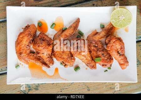 Gebratenes Chicken Wings mit Zitrone Stockfoto