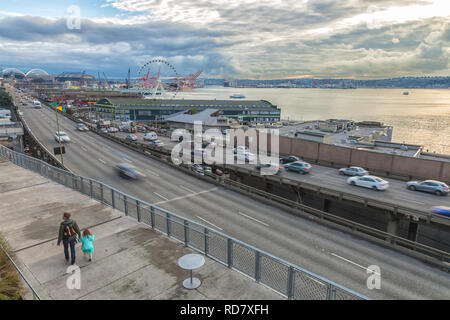 State Route 99 durch die Innenstadt von Seattle während der Rush Hour in Abend, Washington, United States. Stockfoto