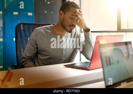 Attraktive junge schwarze Mann arbeiten in modernen Büros Stockfoto