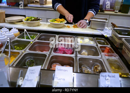 Gesunde Hawaiian Poke Schüssel vorbereitet wird, ist die neue Nahrung und Gesundheit Summen auf Social Media. Stockfoto