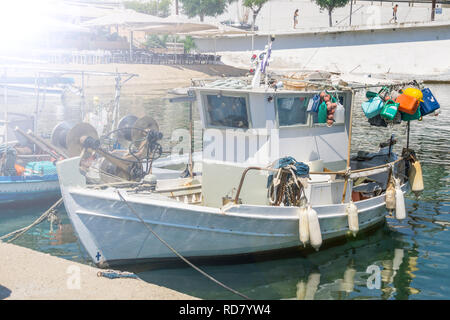 Weiß überladenen Fischerboot an der Anlegestelle in der Stadt verankert. Stockfoto