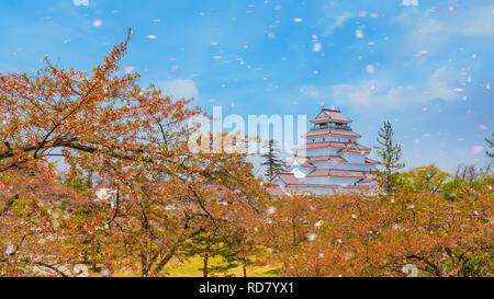 Aizuwakamatsu Schloss und Kirschblüte in Fukushima, Japan Aizuwakamatsu, Japan - 21 April 2018: aizu-wakamatsu Schloss und Kirschblüte gebaut von einem Stockfoto