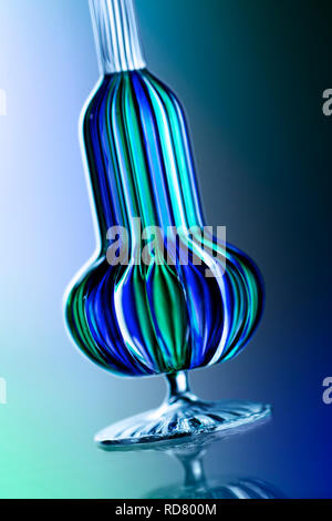 Blau und grün Glas Ornament, Studio shot Stockfoto