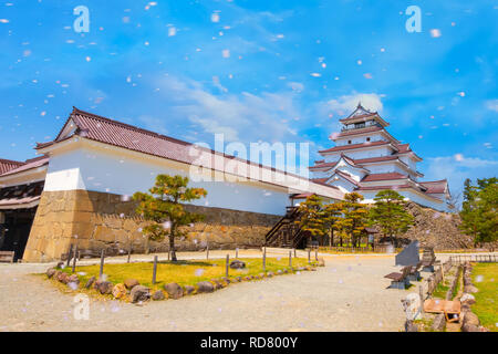 Aizuwakamatsu Schloss und Kirschblüte in Fukushima, Japan Aizuwakamatsu, Japan - 21 April 2018: aizu-wakamatsu Schloss und Kirschblüte gebaut von einem Stockfoto