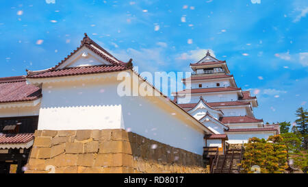 Aizuwakamatsu Schloss und Kirschblüte in Fukushima, Japan Aizuwakamatsu, Japan - 21 April 2018: aizu-wakamatsu Schloss und Kirschblüte gebaut von einem Stockfoto