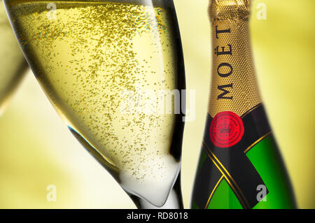 Nahaufnahme von Moet Champagner Flasche und Flöte Stockfoto
