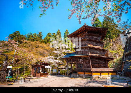 Aizu Sazaedo Tempel mit Cherry Blossom in Fukushima, Japan Aizuwakamatsu, Japan - 21 April 2018: Aizu Sazaedo Tempel oder Entsu Sansodo, erbaut 1796, Stockfoto