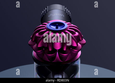 Nahaufnahme von Dyson Staubsauger in der Hand gehalten, Studio shot Stockfoto