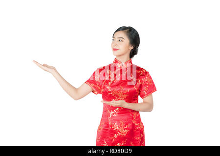 Asiatische chinesische Frau in der Traditionellen Chinesischen Cheongsam Gestik offene Hand mit Kopie Raum für Produkt- oder Text auf weißen Hintergrund mit Freistellungspfaden. Stockfoto