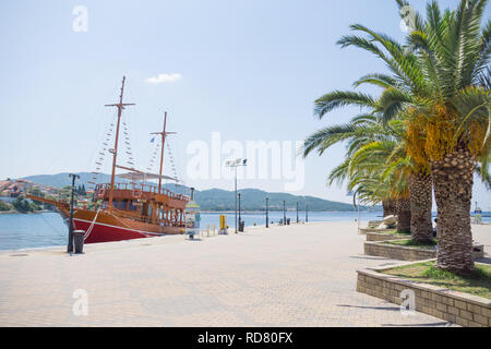 Big weiß braun Holz Segelboot neben dem Dock in der Stadt verankert. Stockfoto