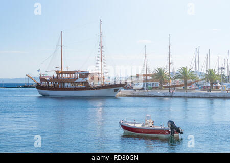 Big weiß braun Holz Segelboot neben dem Dock in der Stadt verankert. Stockfoto