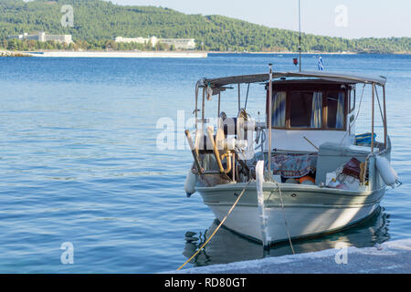 Kleine weiße überladenen Fischerboot neben dem Dock verankert. Stockfoto