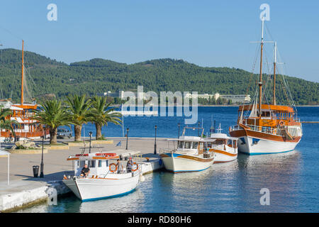 Big weiß braun Holz Segelboot neben dem Dock in der Stadt verankert. Stockfoto