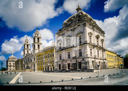 Nationalpalast Mafra, Portugal. Großer barocker und neoklassizistischer königlicher Komplex mit Basilika und Twin-Türmen unter blauem Himmel. UNESCO-Weltkulturerbe. Stockfoto