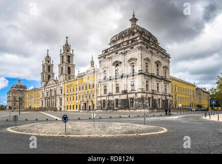 Nationalpalast Mafra, Portugal. Großer barocker und neoklassizistischer königlicher Komplex mit Basilika und Twin-Türmen unter blauem Himmel. UNESCO-Weltkulturerbe. Stockfoto