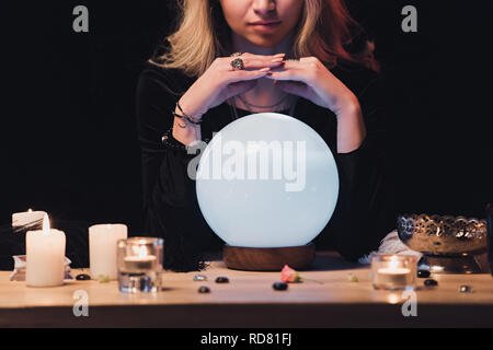 Ansicht der weiblichen esoterischen halten Hände über Wahrsagerin 7/8 Stockfoto