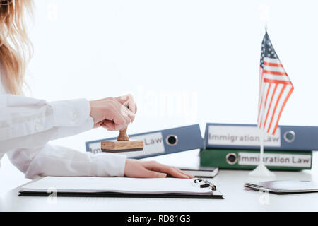 Ansicht der weiblichen Rechtsanwalt mit Stempel in der Hand isoliert auf weißem 7/8 Stockfoto