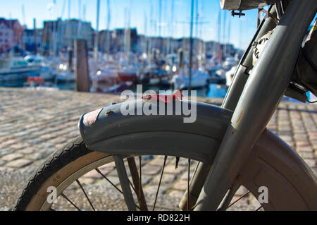 Eine geparkte Roller auf der Straße Stockfoto