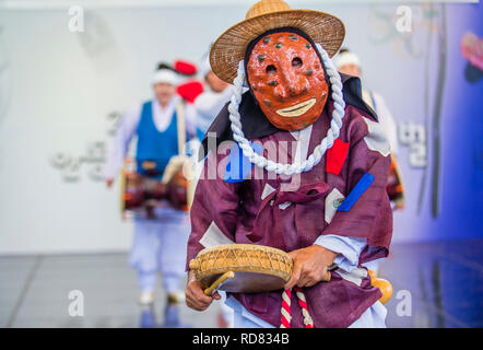 ANDONG, SÜDKOREA - Okt 01: Schauspieler, die die koreanischen traditinal Maskdance in Andong Südkorea am 01. Oktober 2018, die Maskdance festival Hel Stockfoto
