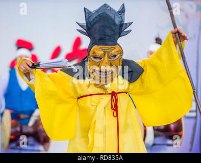 ANDONG, SÜDKOREA - Okt 01: Schauspieler, die die koreanischen traditinal Maskdance in Andong Südkorea am 01. Oktober 2018, die Maskdance festival Hel Stockfoto