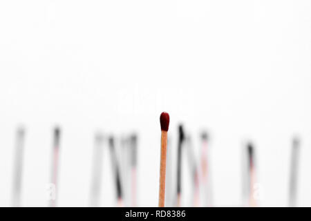 Foto von einem Streichholz mit roten Kopf. Auf den weißen Hintergrund isoliert. Stockfoto