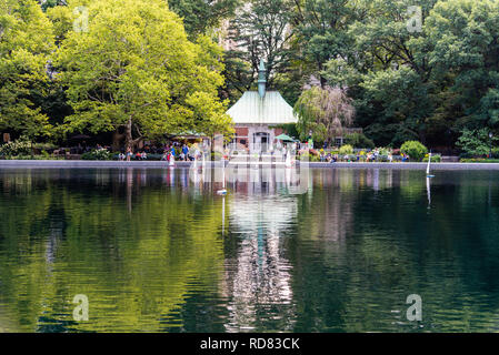 New York City, USA - 26. Juni 2018: Modell Segelboote auf dem Konservatorium Wasser im Central Park in New York Stockfoto