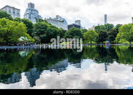 New York City, USA - 26. Juni 2018: Modell Segelboote auf dem Konservatorium Wasser im Central Park in New York Stockfoto